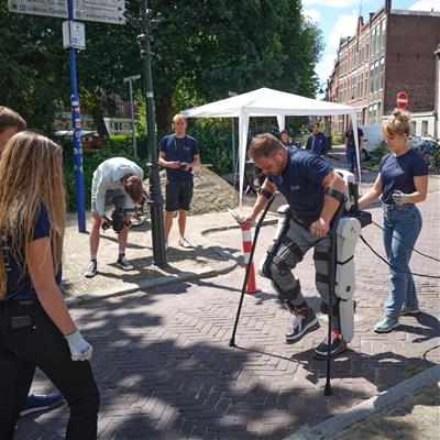 Terug Koen van Zeeland is piloot van een exoskelet: ‘Het voelt als fietsen op een eenwieler’ Koen van Zeeland (36), die door een dwarslaesie niet meer kan lopen, test samen met een studententeam van de TU Delft een nieuwe versie van een exoskelet (robotpak)